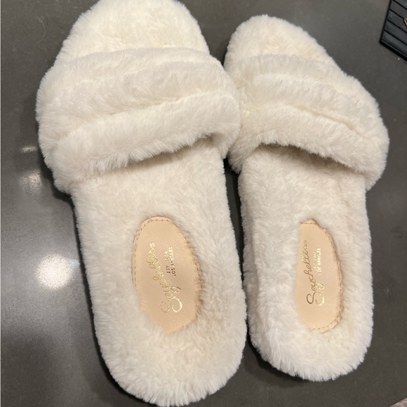 Seychelles Fuzzy Slides - Picture 3 of 4